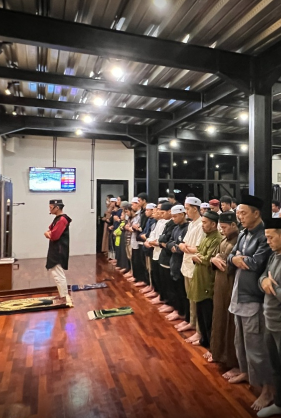 Shalat Berjama’ah Masjid Al-Fath 01